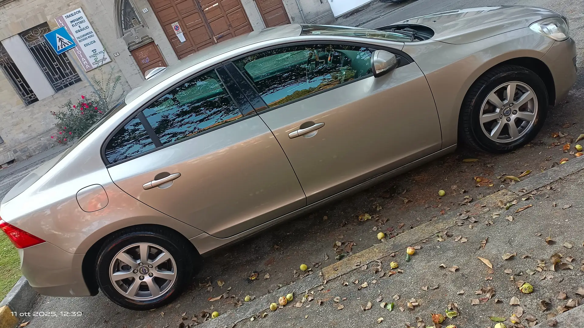 Volvo S60 S60 II 20102.0 d4 ved (d3) Momentum geartronic Argento - 1