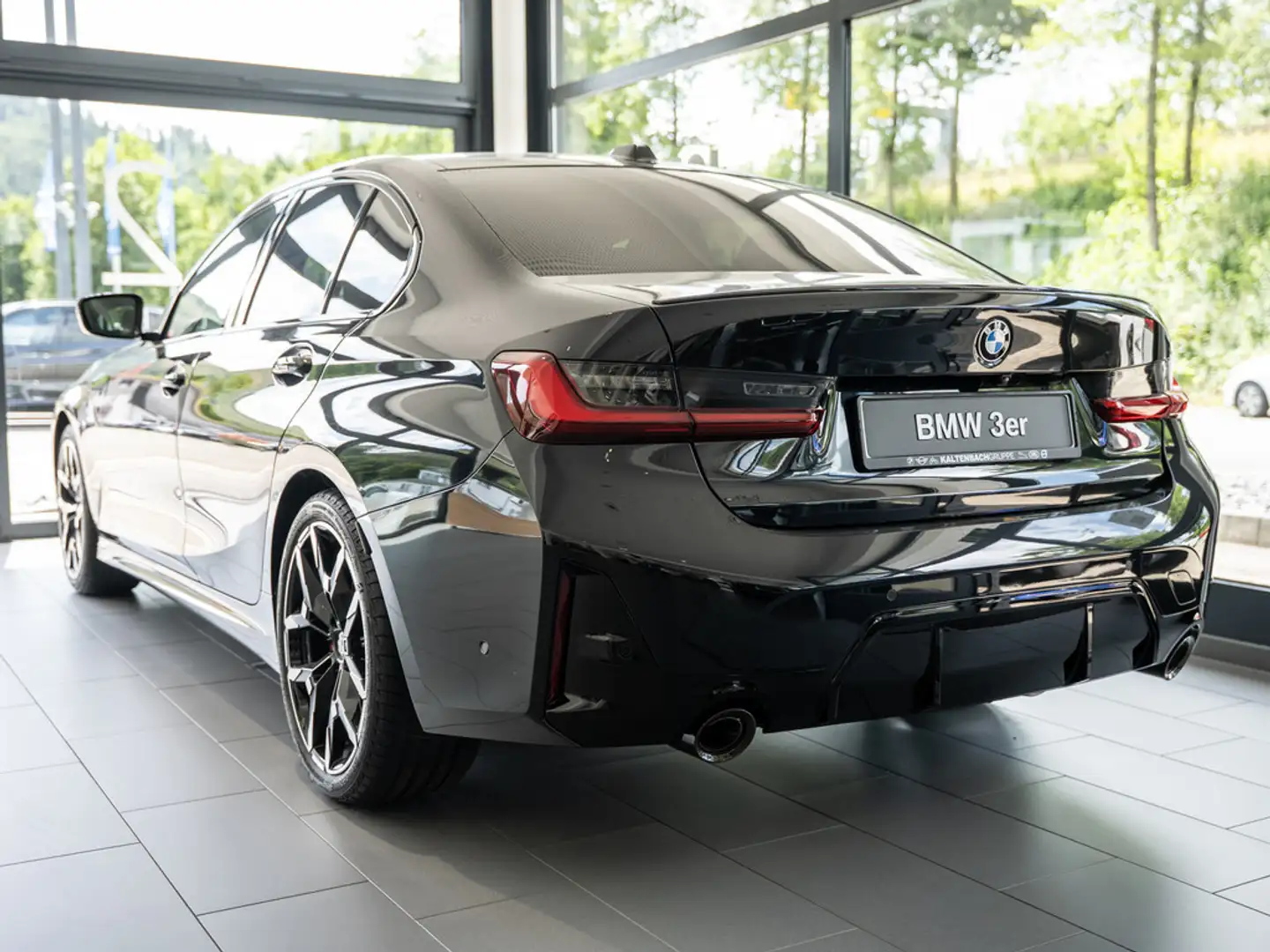 BMW 320 d M-Sport Pro AHK 360° HUD LED ACC SHZ Pro Zwart - 2