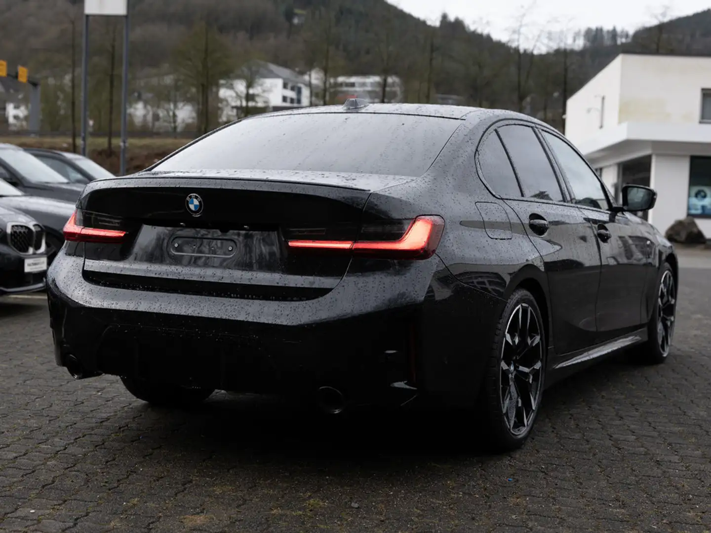 BMW 320 d M-Sport Pro AHK 360° HUD LED ACC SHZ Pro Schwarz - 2