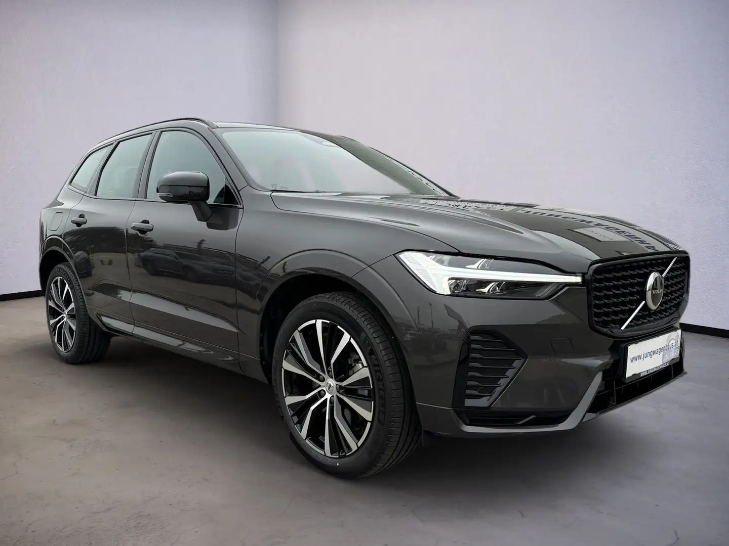 Volvo XC60 B4 Mild-Hybrid Plus Dark Aut. SD NP 71.341.- Grau - 2
