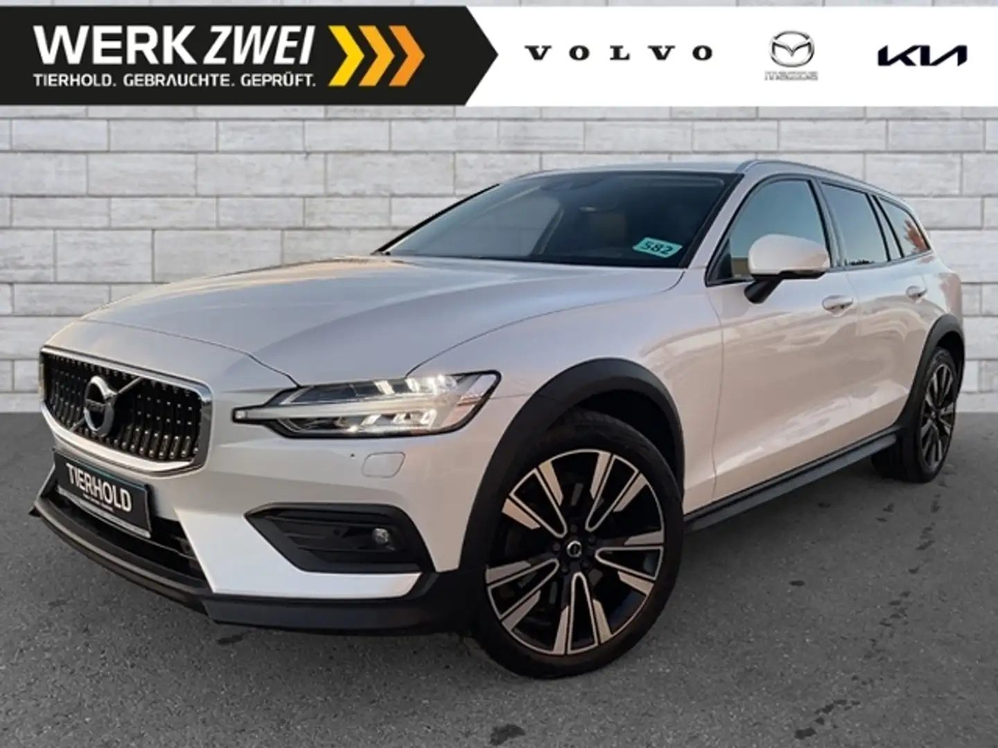 Volvo V60 Cross Country Pro B4 AWD ACC PANO HK Standhz Weiß - 1