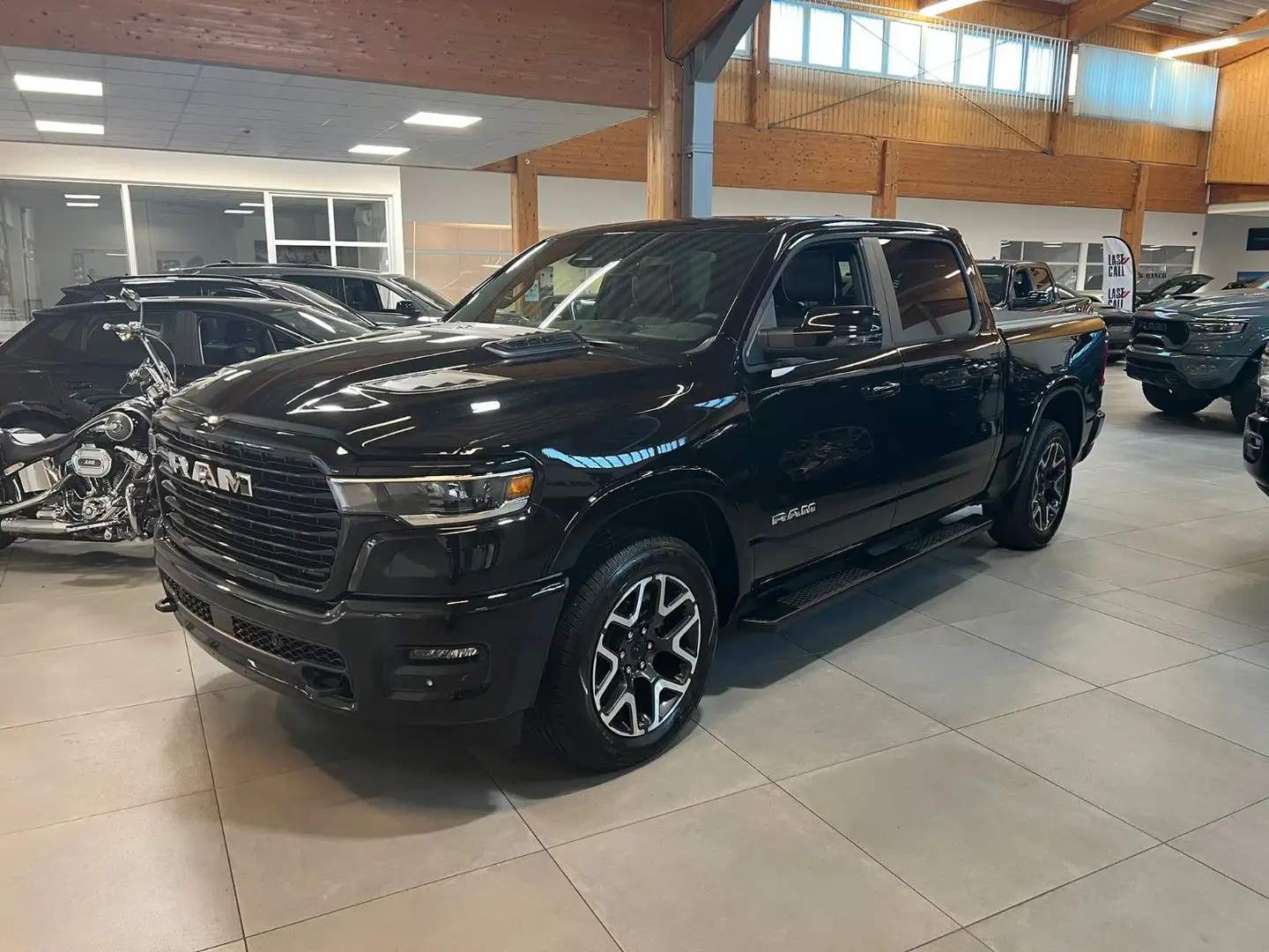 Dodge RAM 1500 Laramie Sport 3.0L Hurricane 4x4 MY25 Schwarz - 2