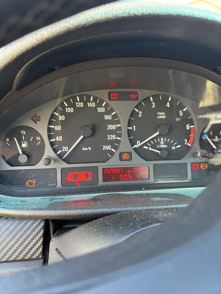 BMW 320i, foto 8