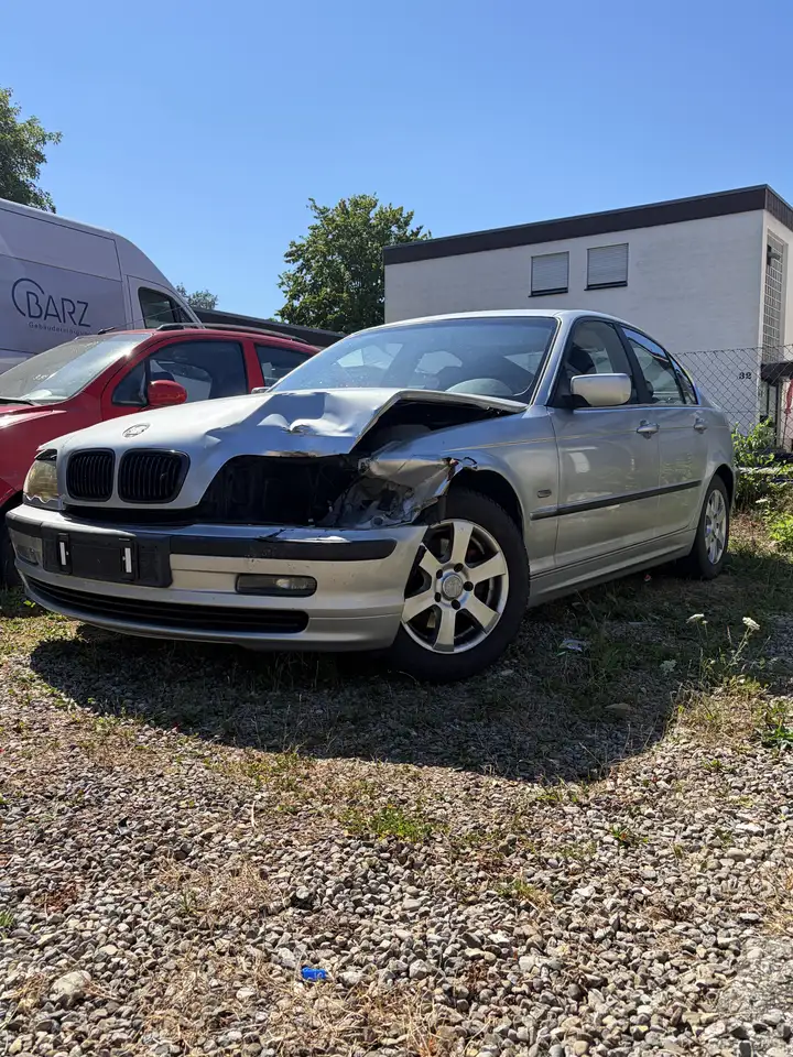 BMW 320i, foto 1