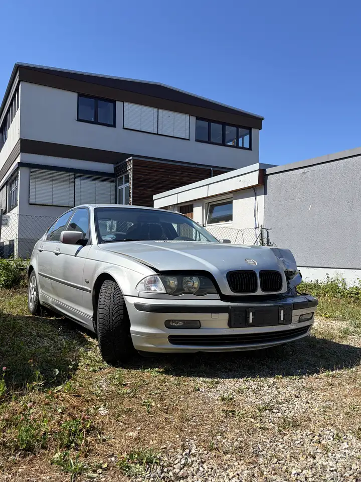 BMW 320i, foto 2