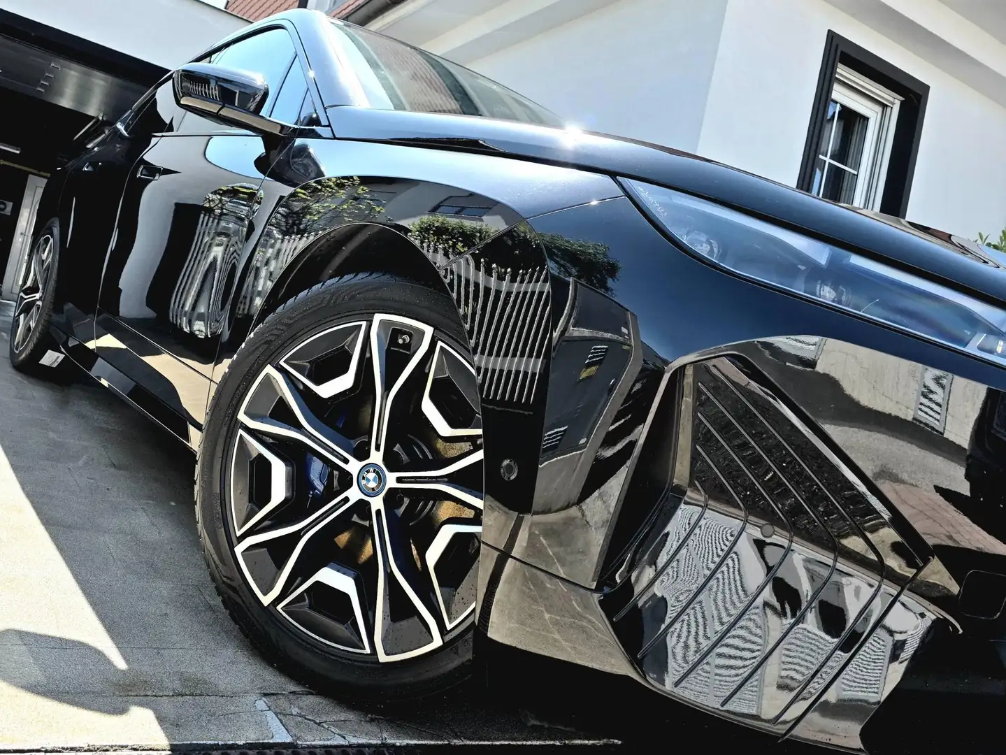 BMW iX GAR. bis Okt 2027 HUD_PANO_LASER_22" Allwetter-Reifen_AHK- 1A Zustand Schwarz - 1