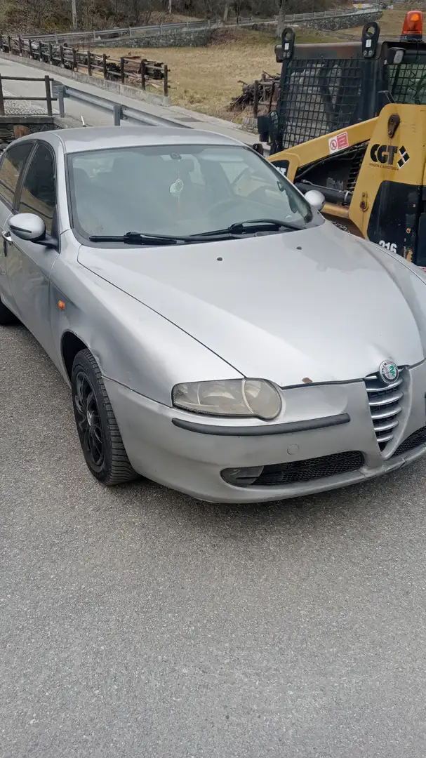 Alfa Romeo 147 147 5p 1.9 jtd Distinctive 115cv Argintiu - 1