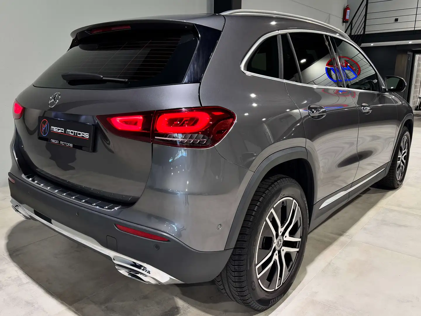 Mercedes-Benz GLA 200 d 150CV PACKSPORT AUTO+F1 NAVi CAMERA AMBiANCE LED Gris - 2