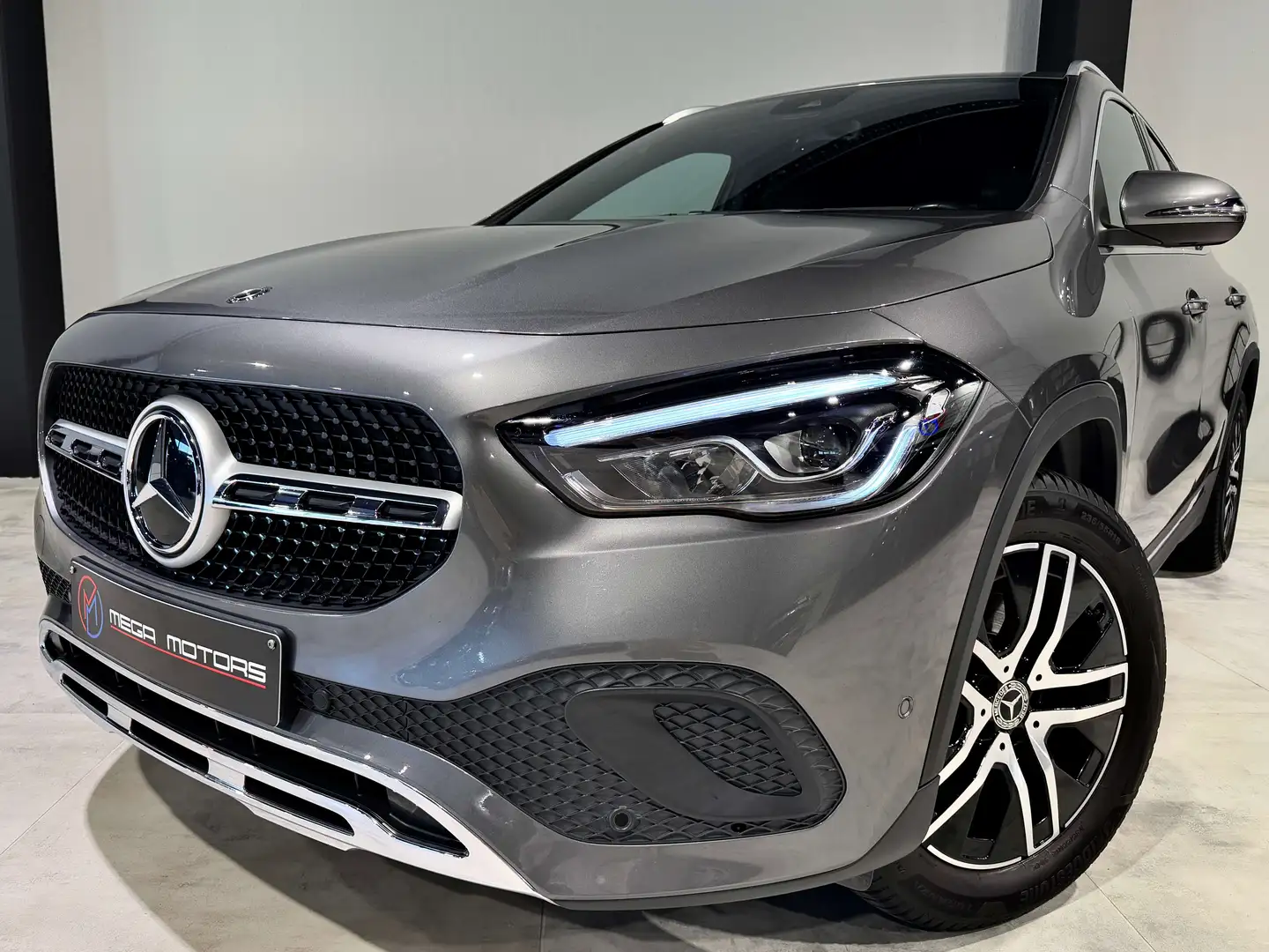 Mercedes-Benz GLA 200 d 150CV PACKSPORT AUTO+F1 NAVi CAMERA AMBiANCE LED Gris - 1