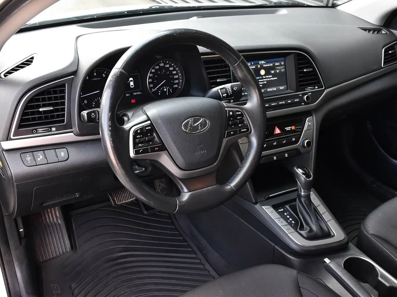 Hyundai ELANTRA photo Hyundai ELANTRA
