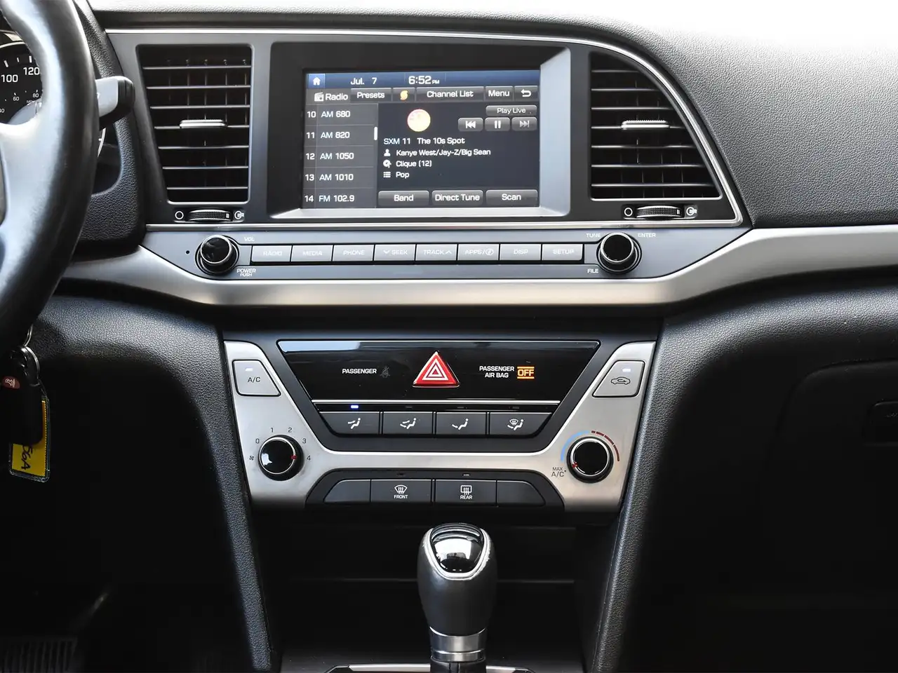 Hyundai ELANTRA photo Hyundai ELANTRA