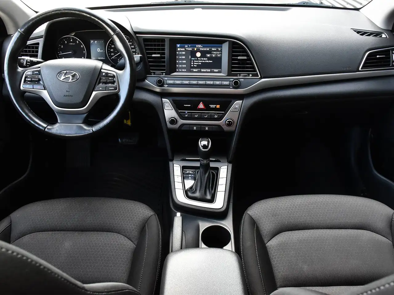 Hyundai ELANTRA photo Hyundai ELANTRA