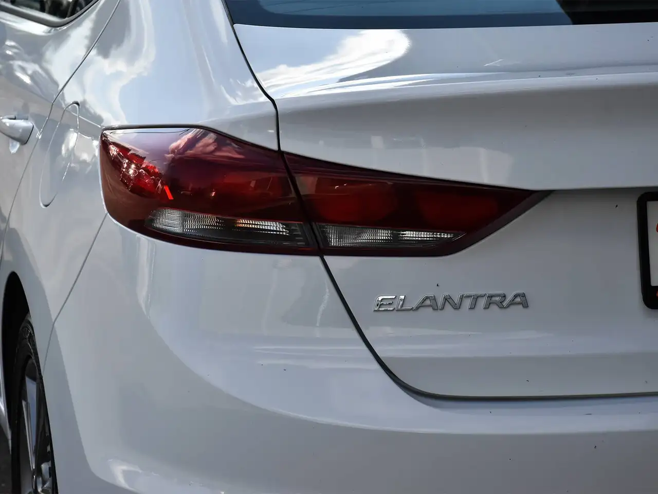 Hyundai ELANTRA photo Hyundai ELANTRA