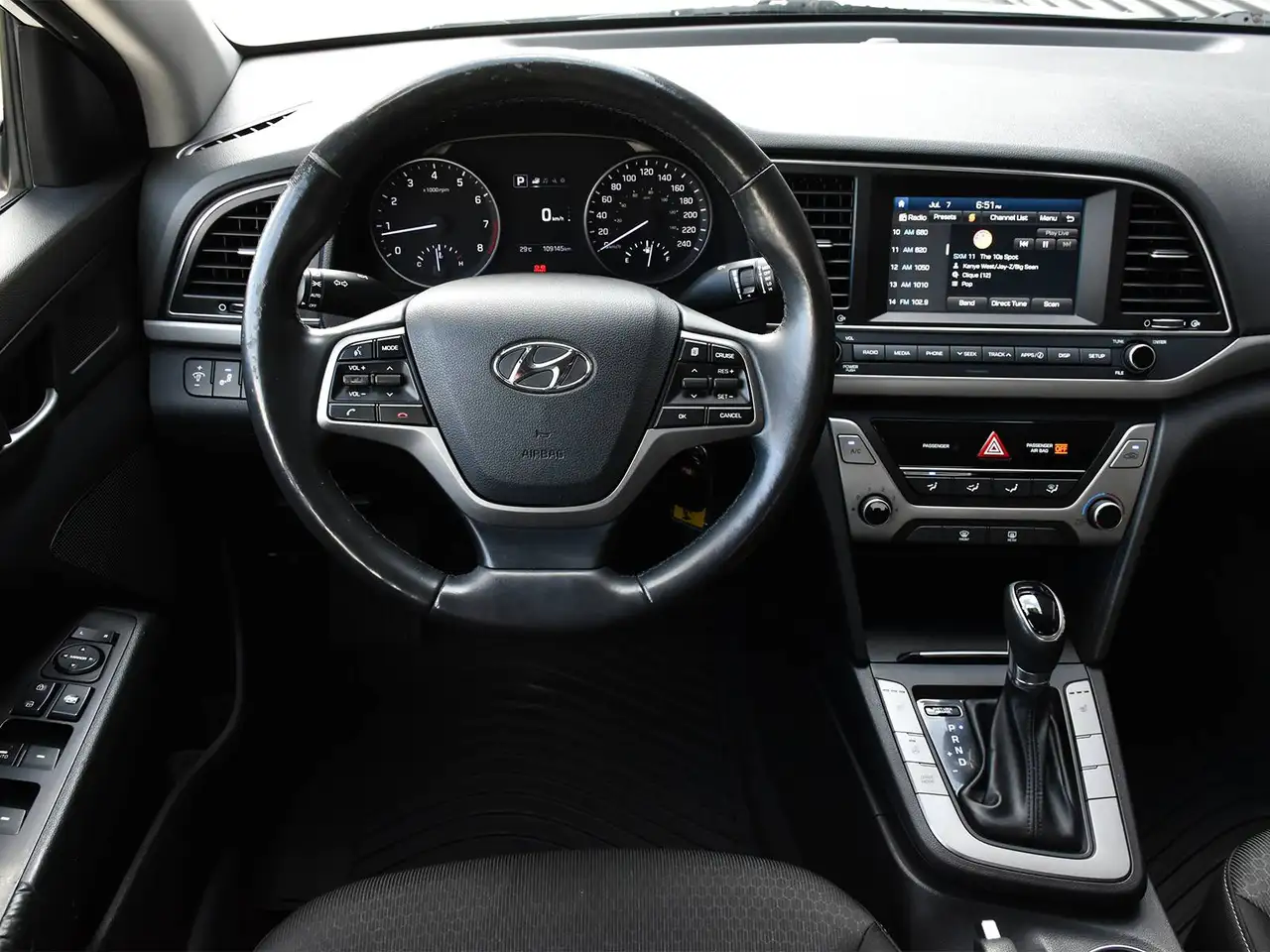 Hyundai ELANTRA photo Hyundai ELANTRA