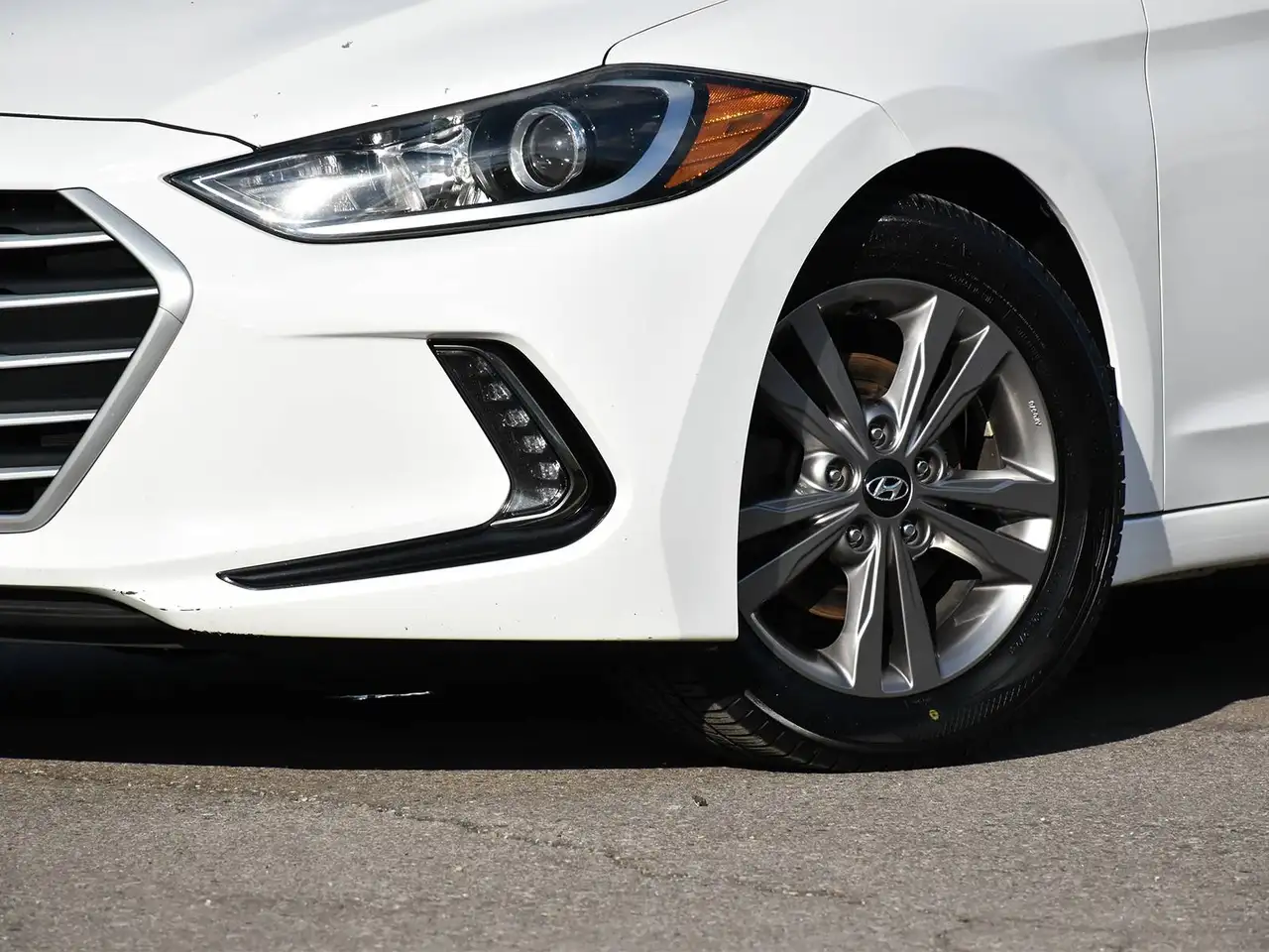 Hyundai ELANTRA photo Hyundai ELANTRA