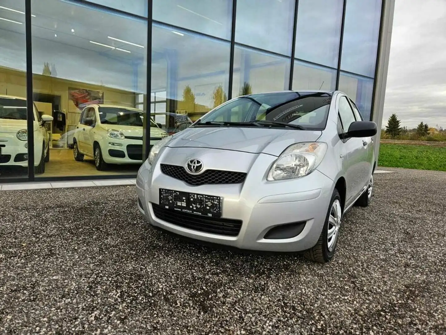 Toyota Yaris Sol Silber - 1