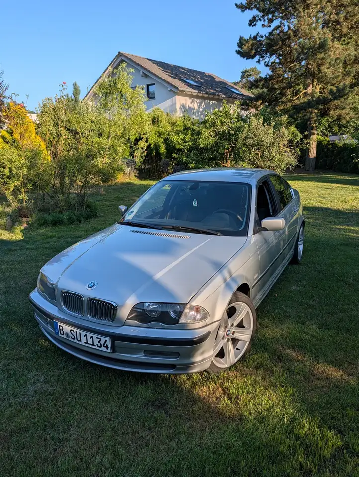 BMW 323i, foto 1