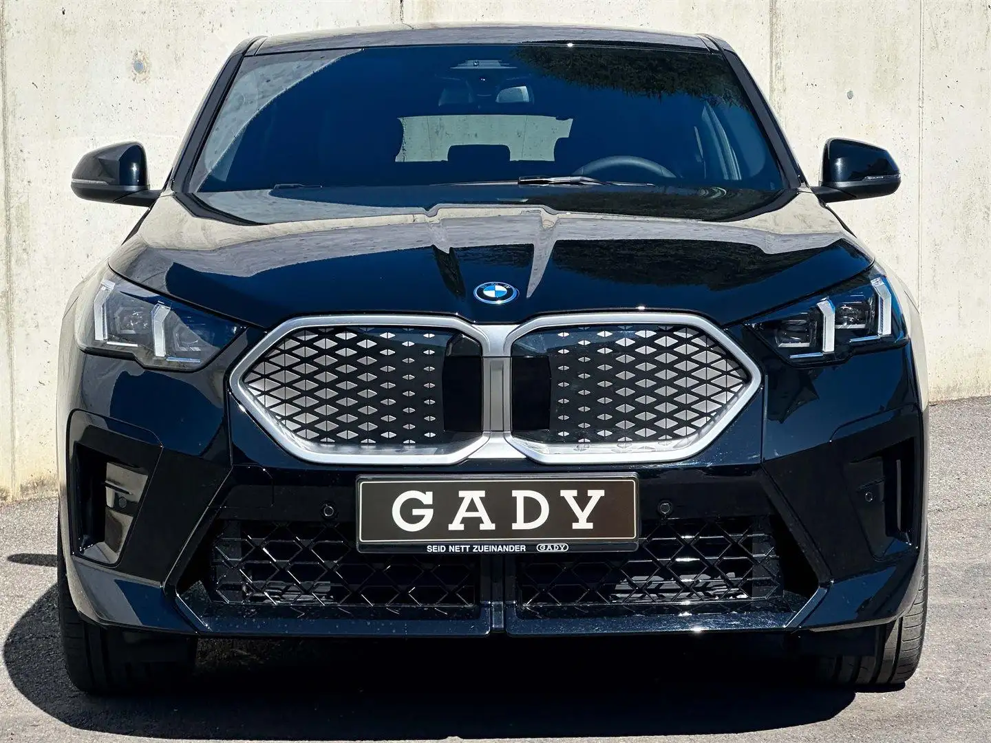 BMW iX2 xDrive30 64,8kWh Schwarz - 2
