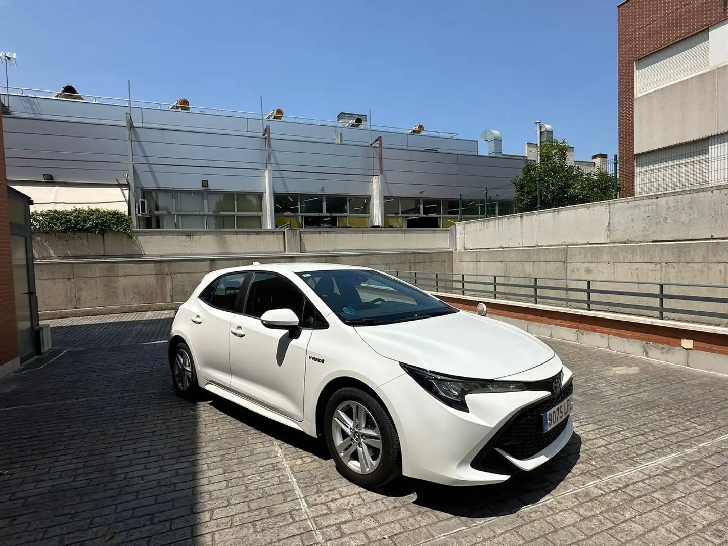 Toyota Corolla 1.8 125H ACTIVE E-CVT Weiß - 2