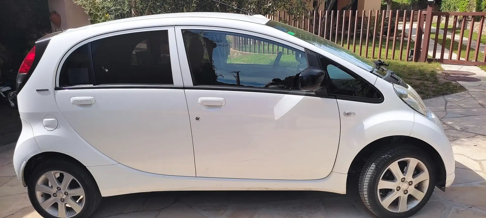 Peugeot iOn iOn White - 2