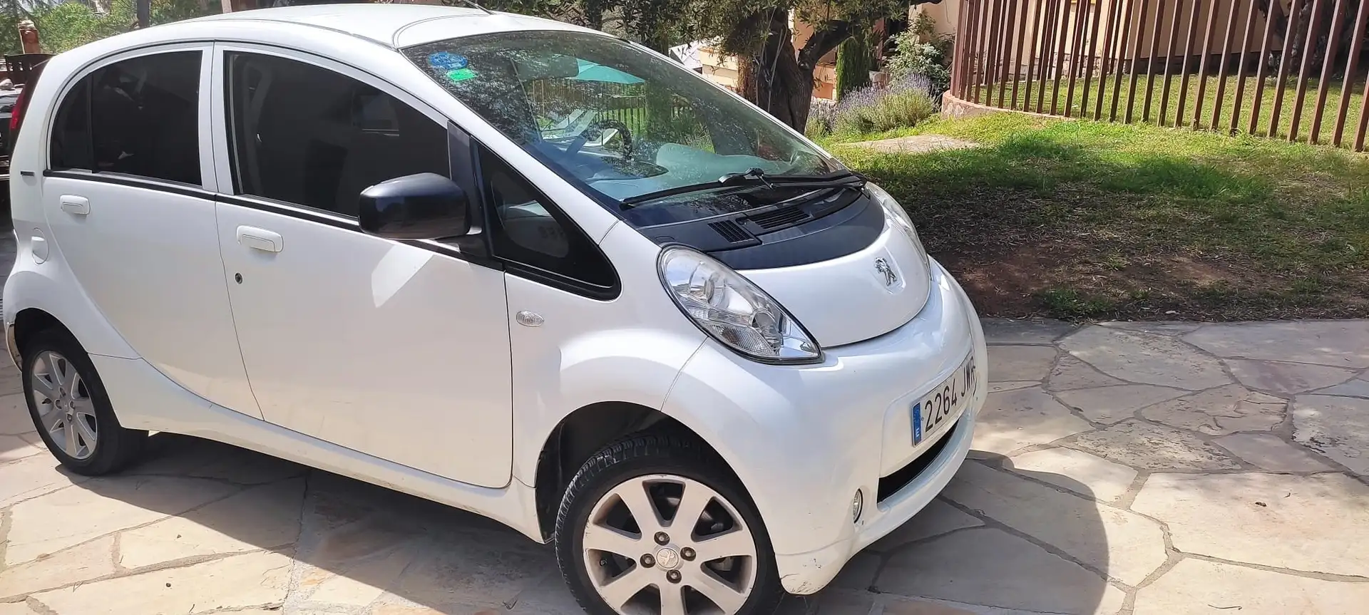 Peugeot iOn iOn White - 1