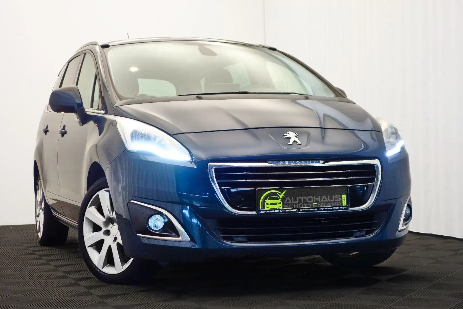 Peugeot 5008 Allure HUD+P-DACH+7SITZE+AHKPL+NAVI+RFKMRA - 1