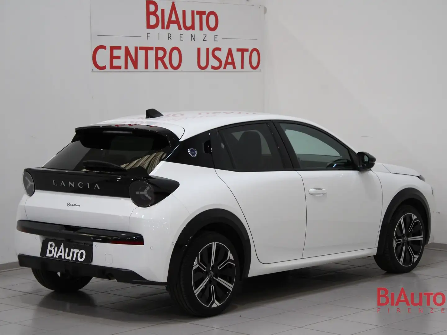 Lancia Ypsilon Ibrida 100cv LX e-DCT Weiß - 2