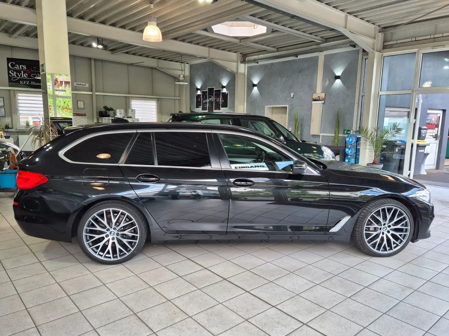 BMW 525 d touring Automatik/elekr.AHK/NAVI/LED/Gar./ Negru - 2