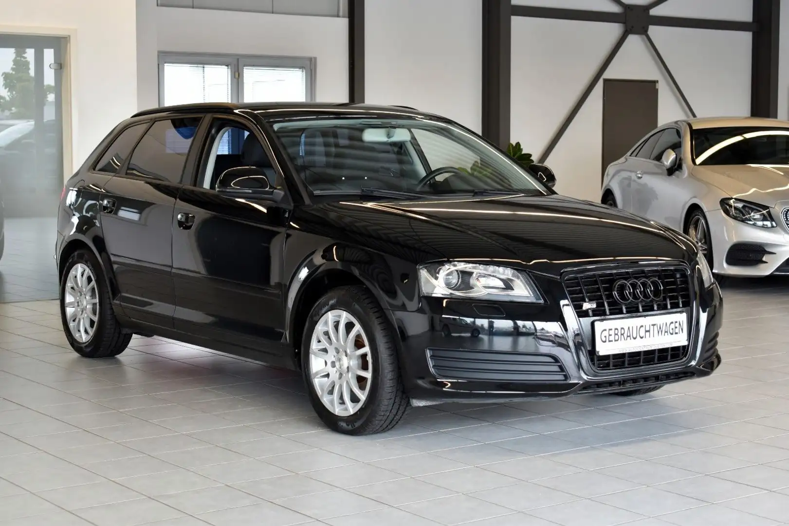 Audi A3 Sportback 1.6 Attraction XENON/PDC/KLIMAAUT. Schwarz - 1