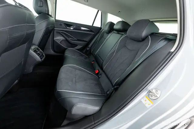 Volkswagen Passat view 7