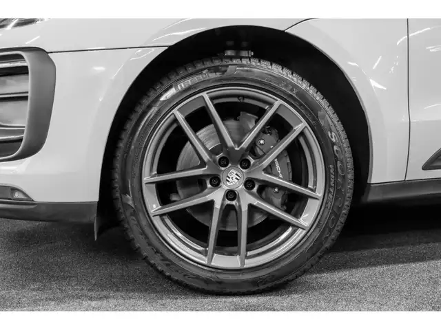 Porsche Macan view 14