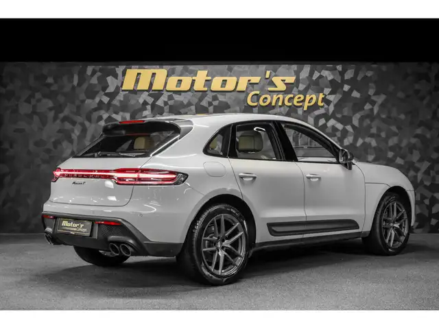 Porsche Macan view 3