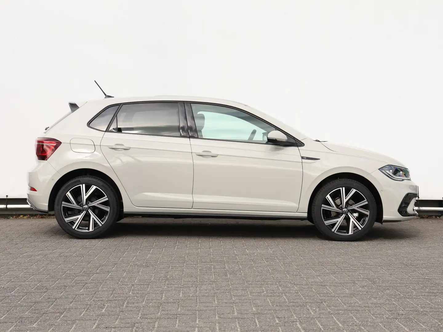 Volkswagen Polo R-Line-Edition 1.0 70 kW / 95 pk TSI | Pano dak | Grijs - 2