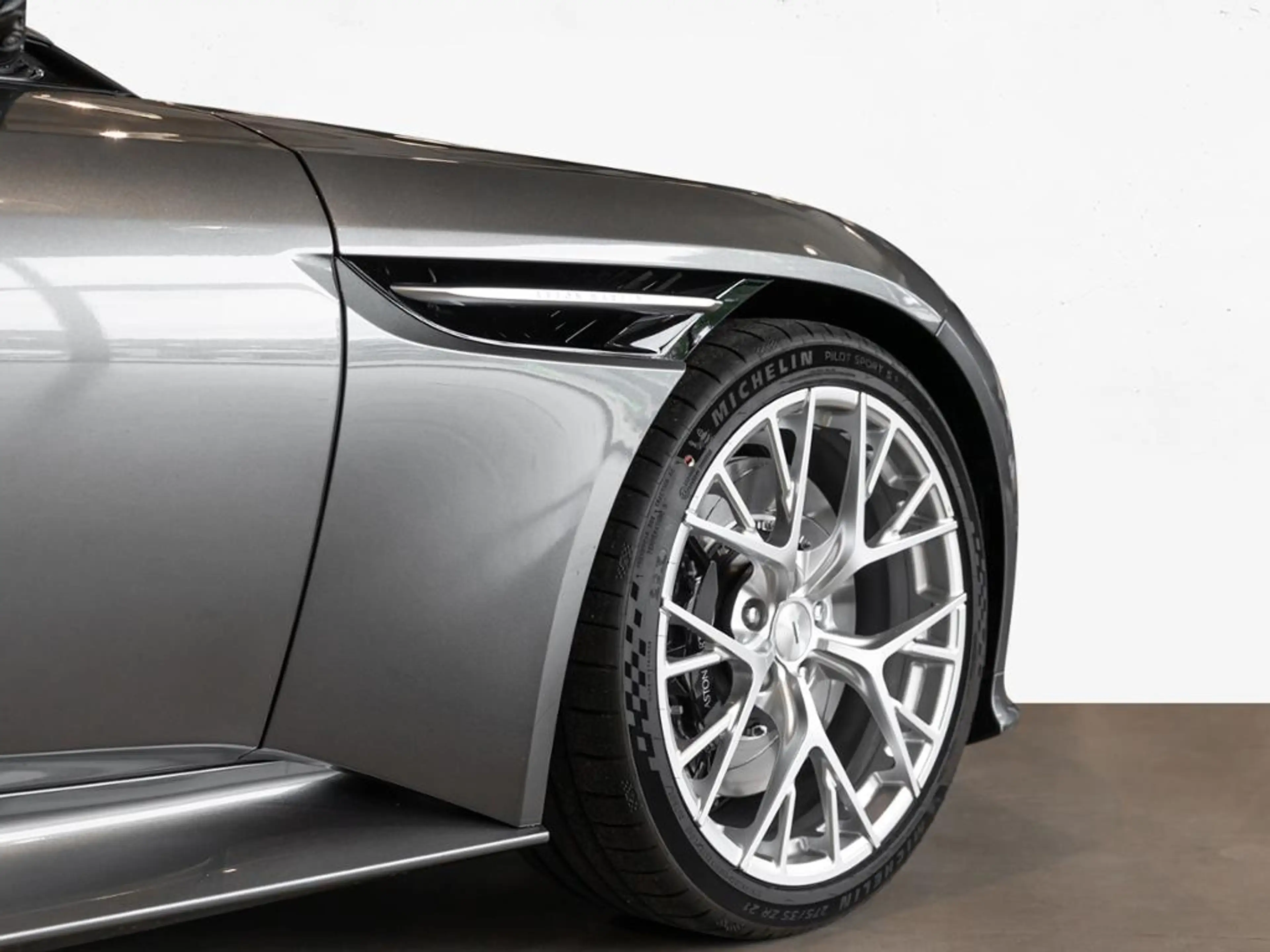 Aston Martin DB12 Coupe Aston Martin Hamburg — photo 10