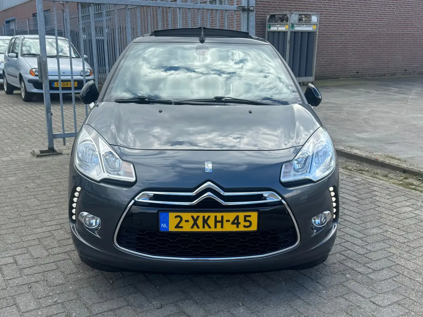 Citroen DS3 Cabrio 1.2 VTi So Chic! NL AUTO NAP! Navi l Cruise Grijs - 2