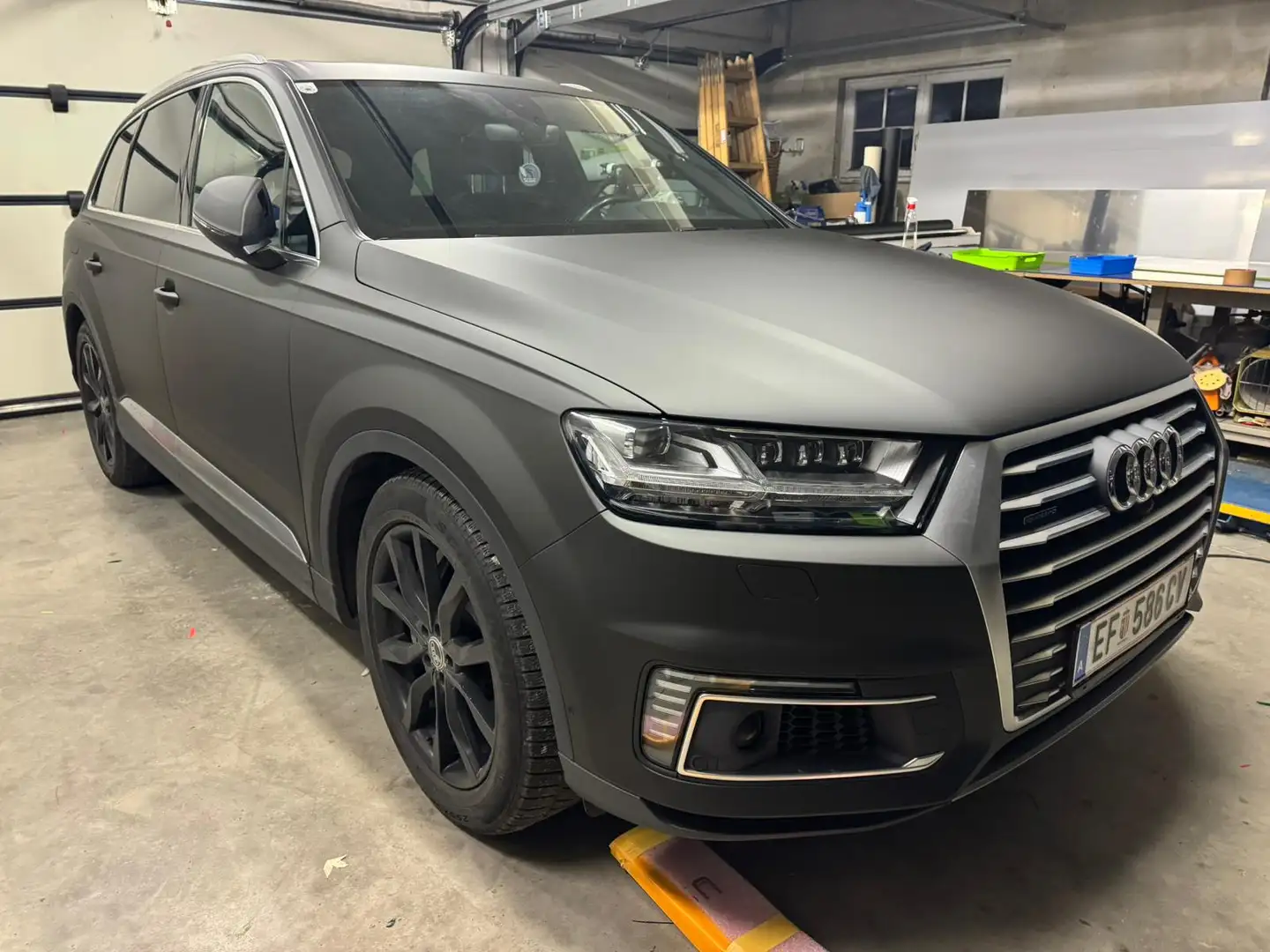 Audi Q7 e-tron S line Schwarz - 1