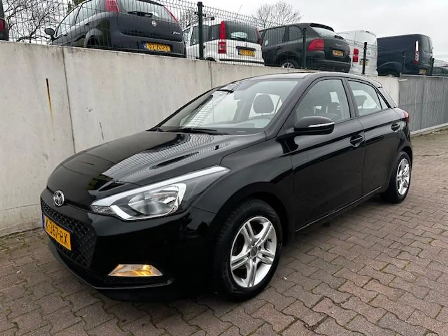 Hyundai i20 1.2 LP i-Drive/AIRCO/NIEUWE APK BIJ AFLEVERING/ Zwart - 2