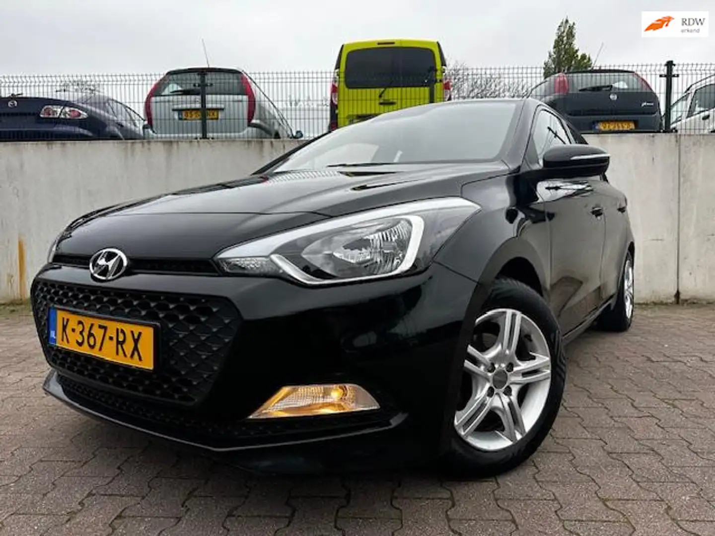 Hyundai i20 1.2 LP i-Drive/AIRCO/NIEUWE APK BIJ AFLEVERING/ Zwart - 1