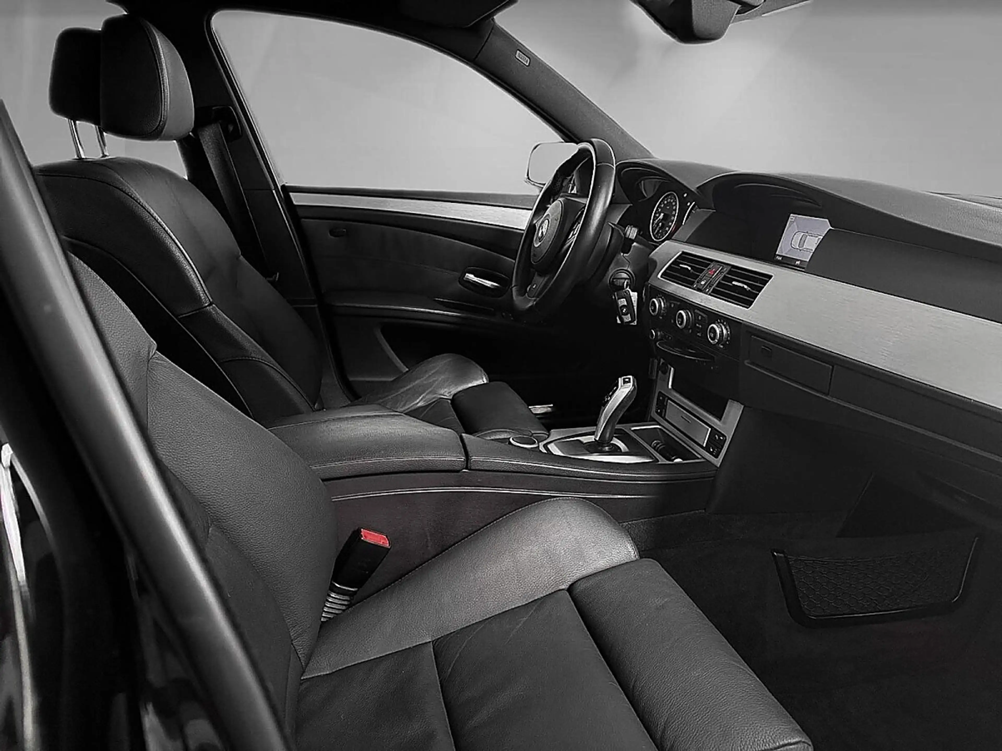 BMW 525 i Aut. | M-PAKET AB WERK | PICKERL NEU BIS 04/2... — photo 9