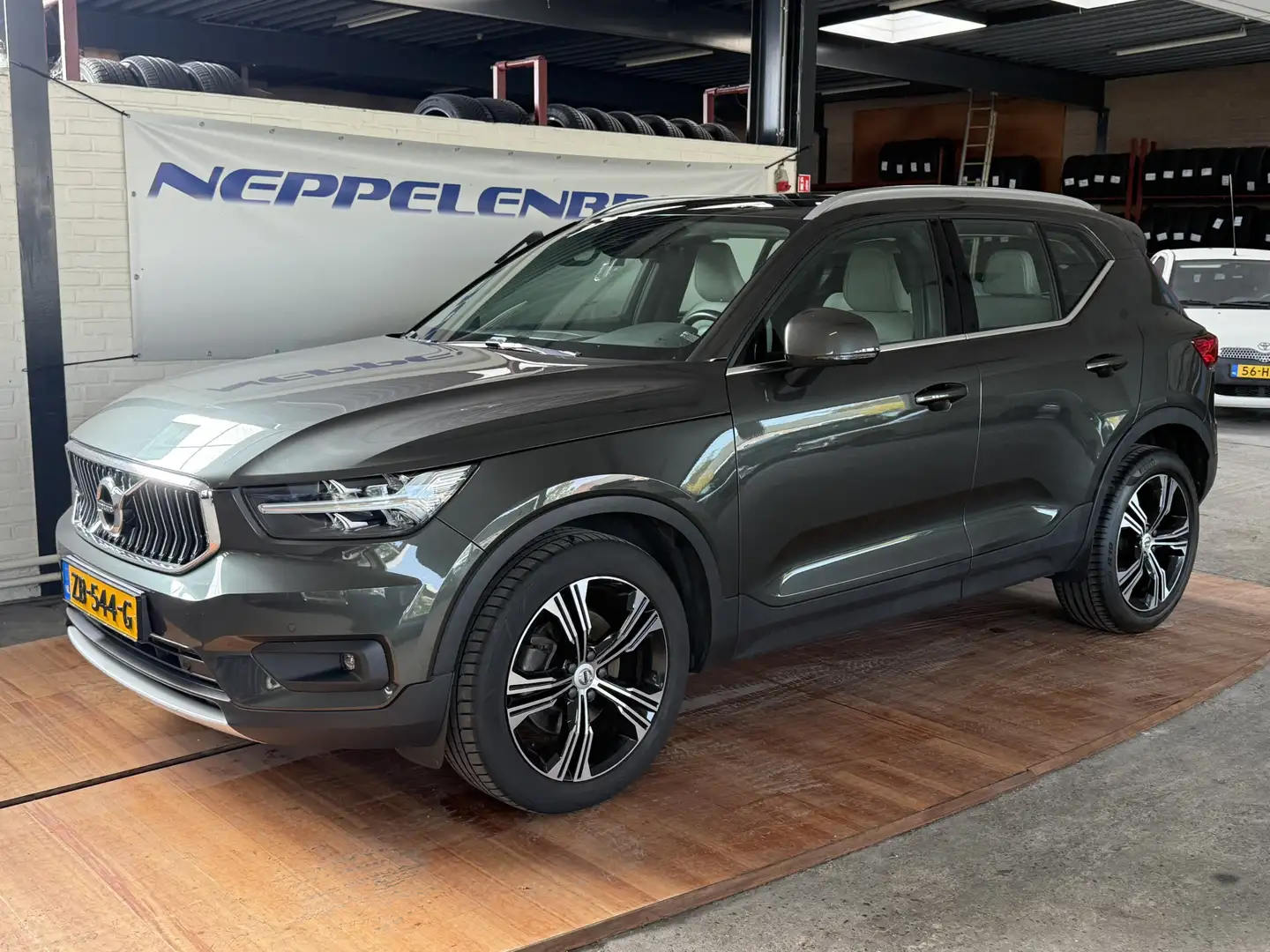 Volvo XC40 2.0 T4 Inscription Grijs - 1
