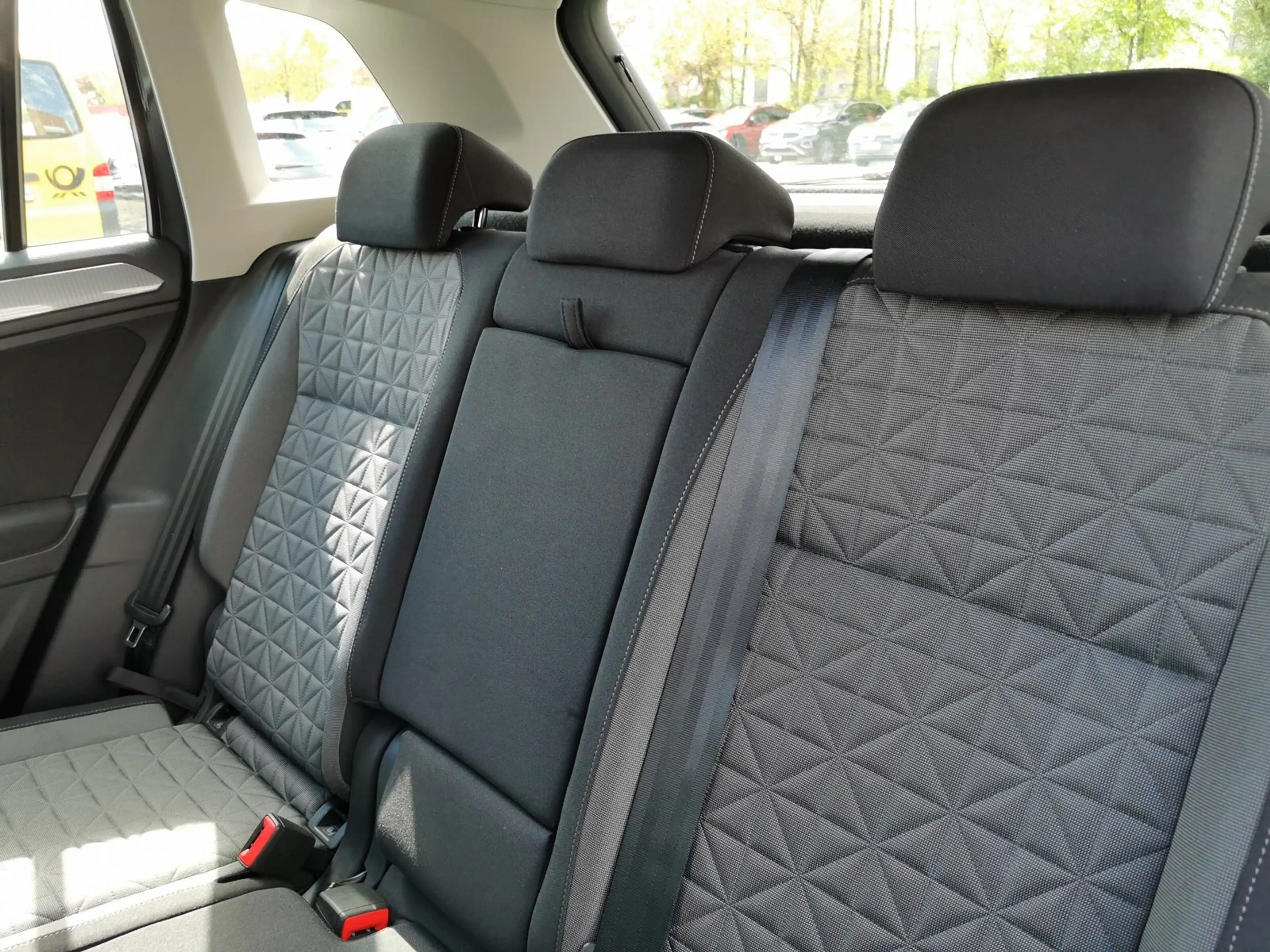 Volkswagen Tiguan Life 1.5 TSI DSG AHK Matrix PDC ACC AHK — photo 13