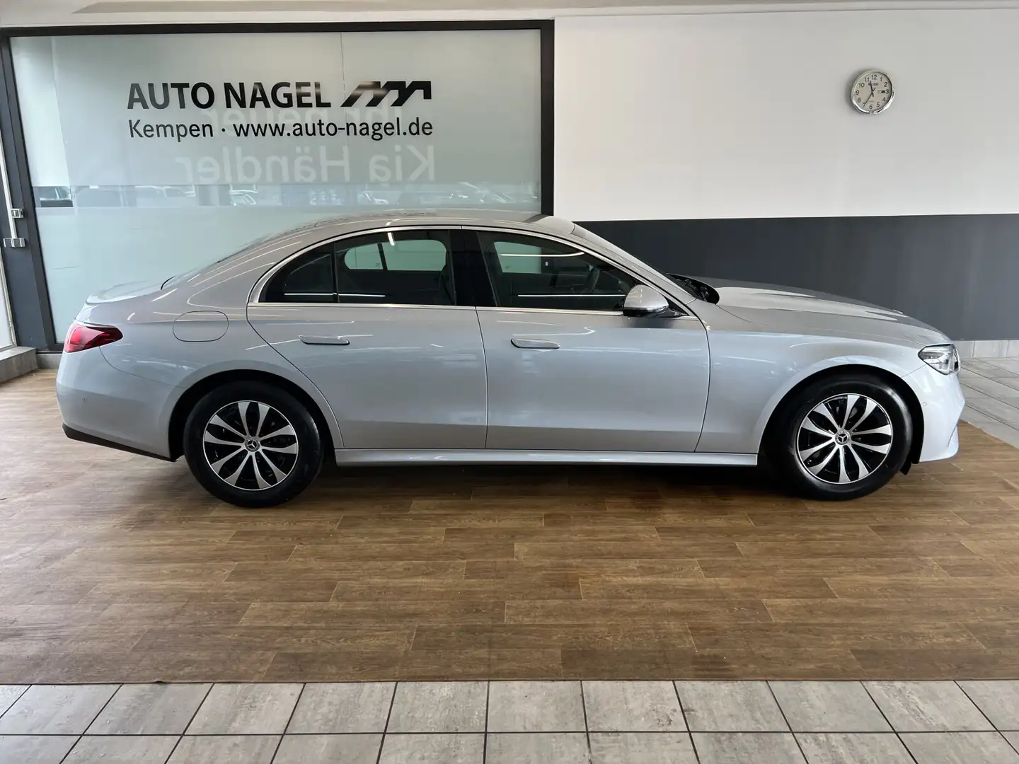 Mercedes-Benz E 200 E 200 Avantgarde +DIGITAL-LIGHT+NAVI+DAB+360°+ Silber - 2