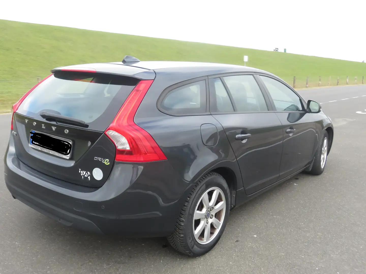 Volvo V60 DRIVe Kinetic Schwarz - 2
