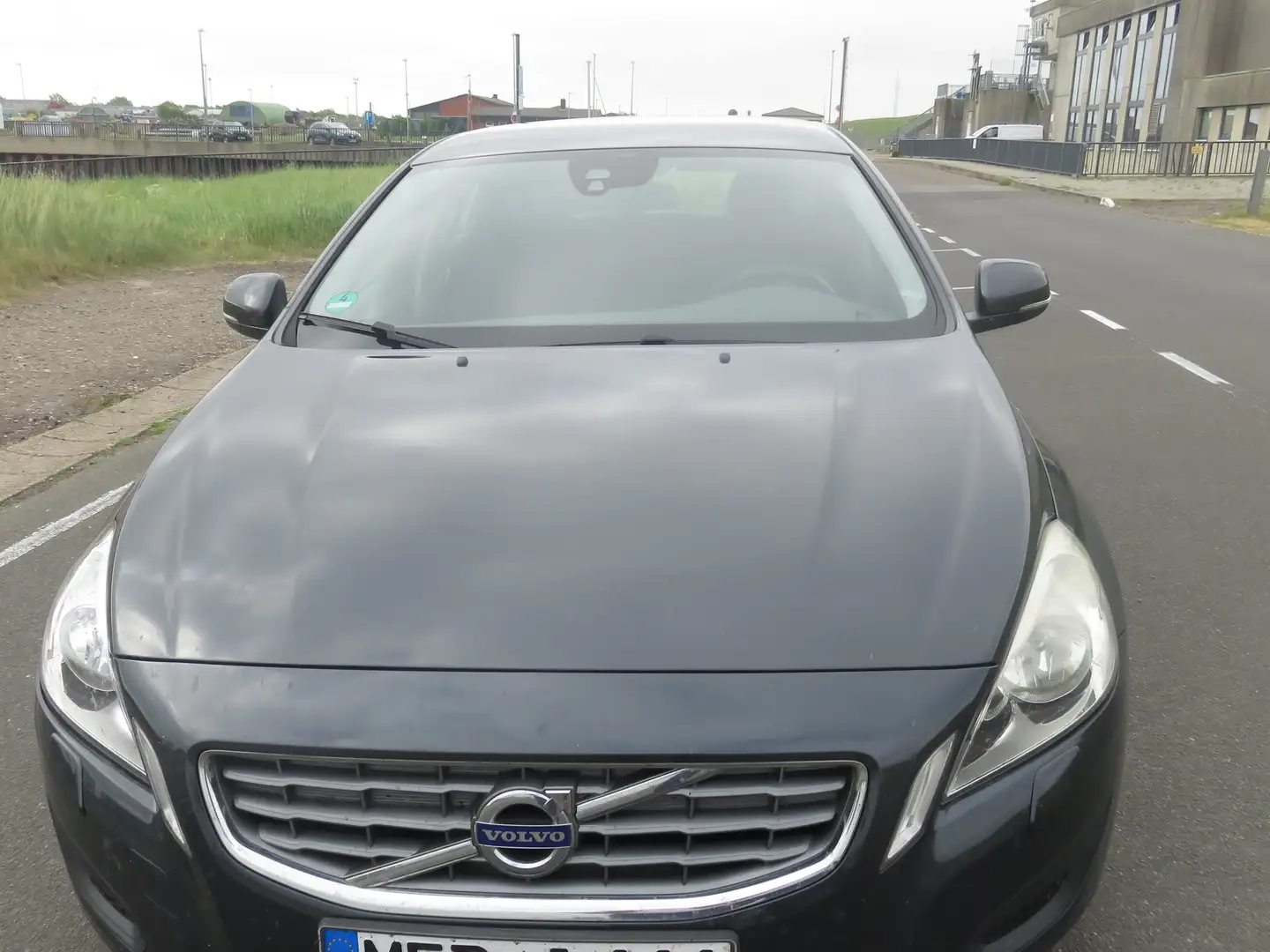 Volvo V60 DRIVe Kinetic Schwarz - 2