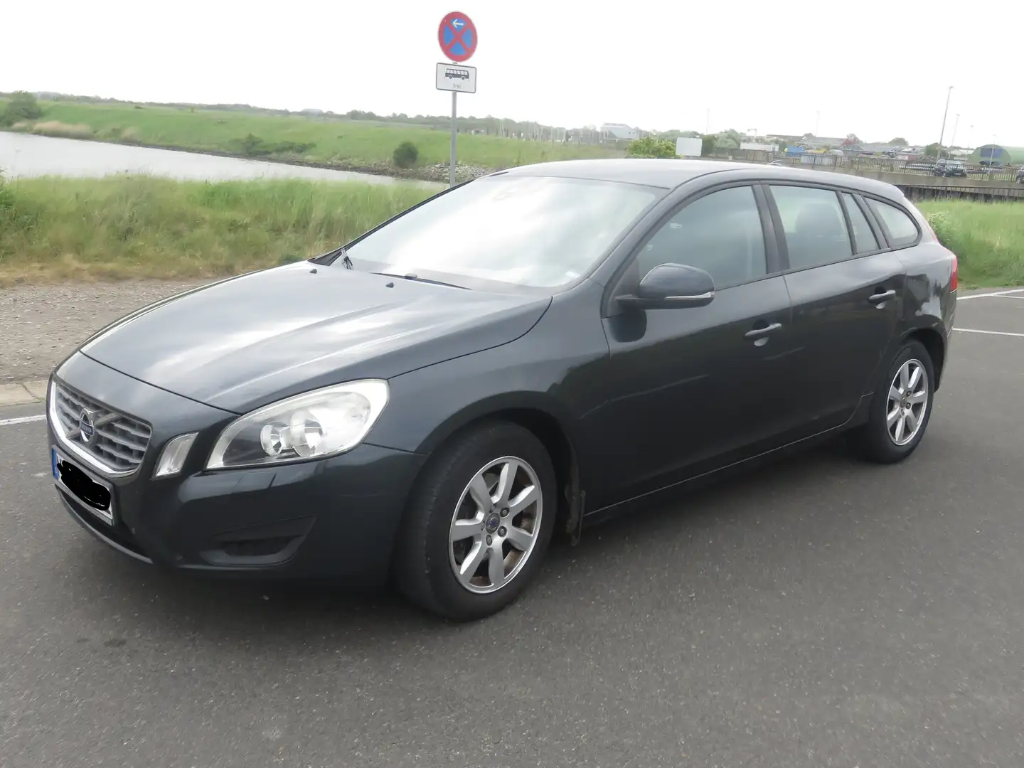 Volvo V60 DRIVe Kinetic Schwarz - 1