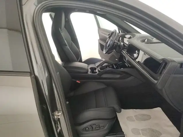 Porsche Cayenne view 10