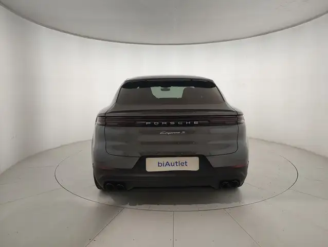 Porsche Cayenne view 3
