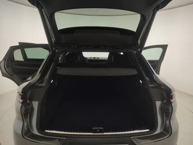Porsche Cayenne view 11