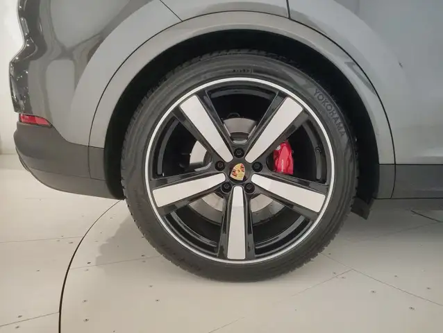 Porsche Cayenne view 14