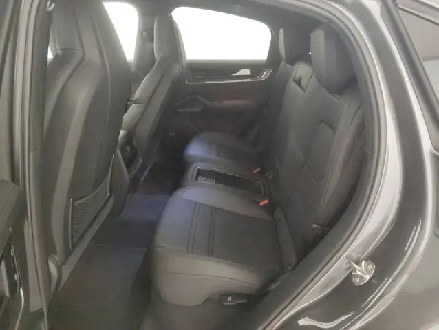 Porsche Cayenne view 7
